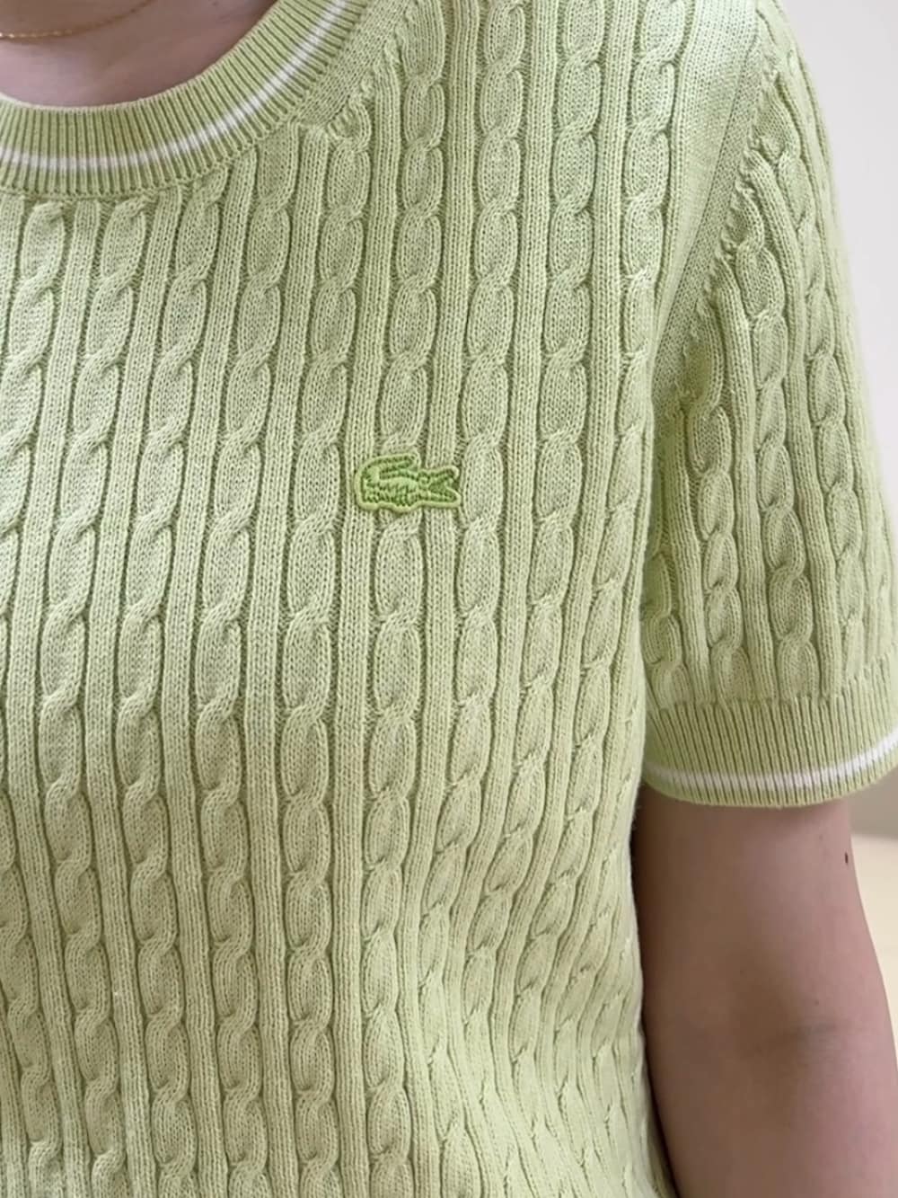 ベージュ系のチノパンツ、グリーン系のスニーカー、ブルー系のトートバッグを着用したレディースの夏コーディネートの5枚目の写真