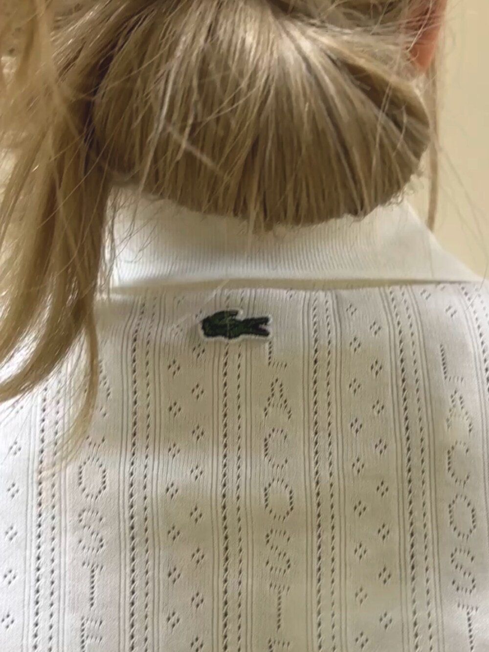 ホワイト系のバッグ、ベージュ系のスカート、ホワイト系のポロシャツを着用したレディースの夏コーディネートの7枚目の写真