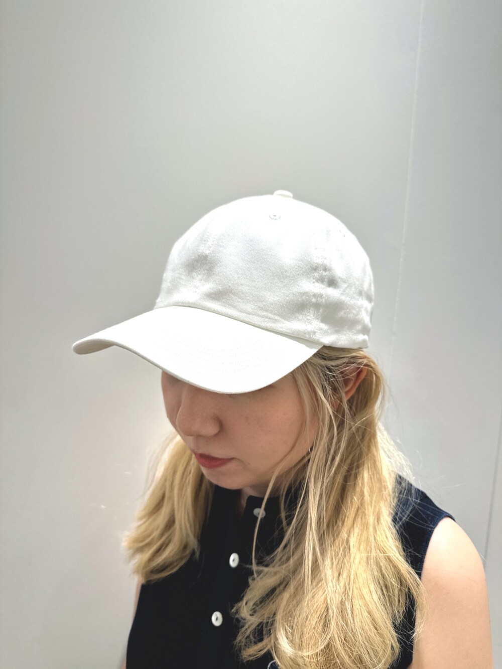 ブルー系のワンピース、ブルー系のトートバッグ、ピンク系のスニーカーを着用したレディースの夏コーディネートの5枚目の写真