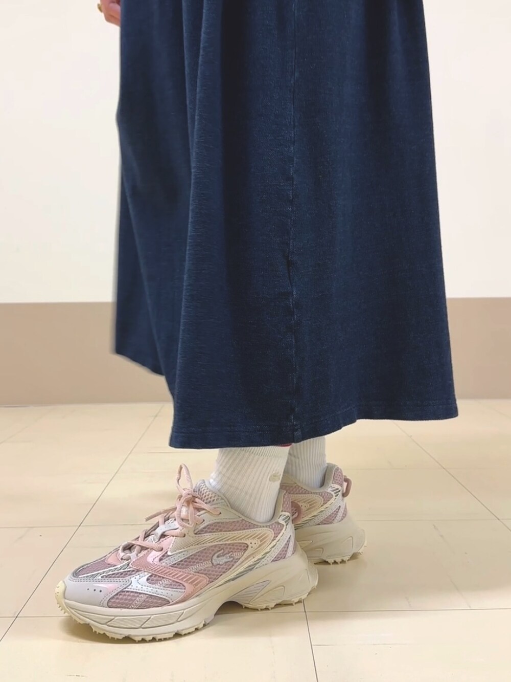 ブルー系のワンピース、ブルー系のトートバッグ、ピンク系のスニーカーを着用したレディースの夏コーディネートの3枚目の写真