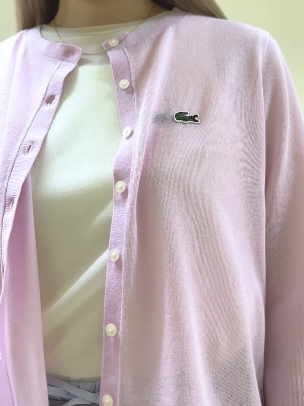 ピンク系のカーディガン/ボレロ、ホワイト系のTシャツ/カットソー、グレー系のスラックスを着用したレディースの春コーディネートの5枚目の写真