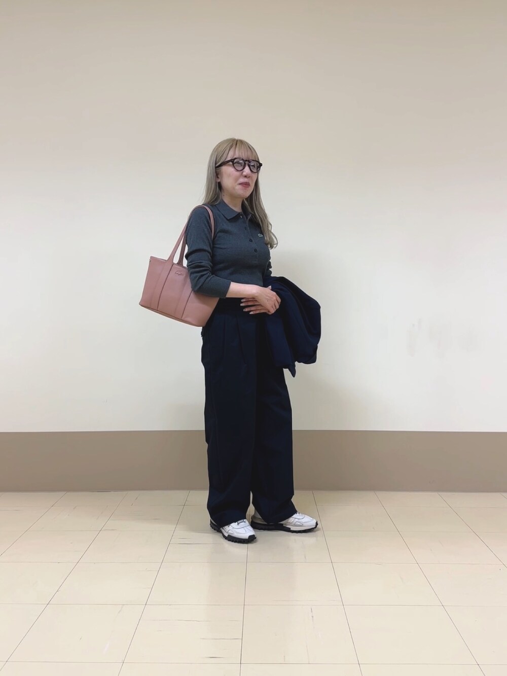 ブルー系のチノパンツ、グレー系のポロシャツ、ブルー系のテーラードジャケットを着用したレディースの秋コーディネートの2枚目の写真
