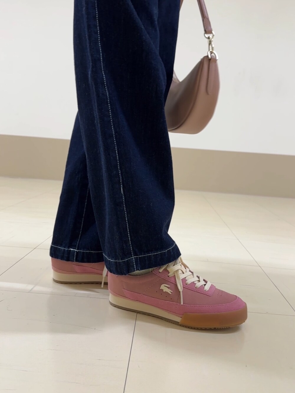 ホワイト系のニット/セーター、ブルー系のデニムパンツ、ピンク系のハンドバッグを着用したレディースの冬コーディネートの4枚目の写真