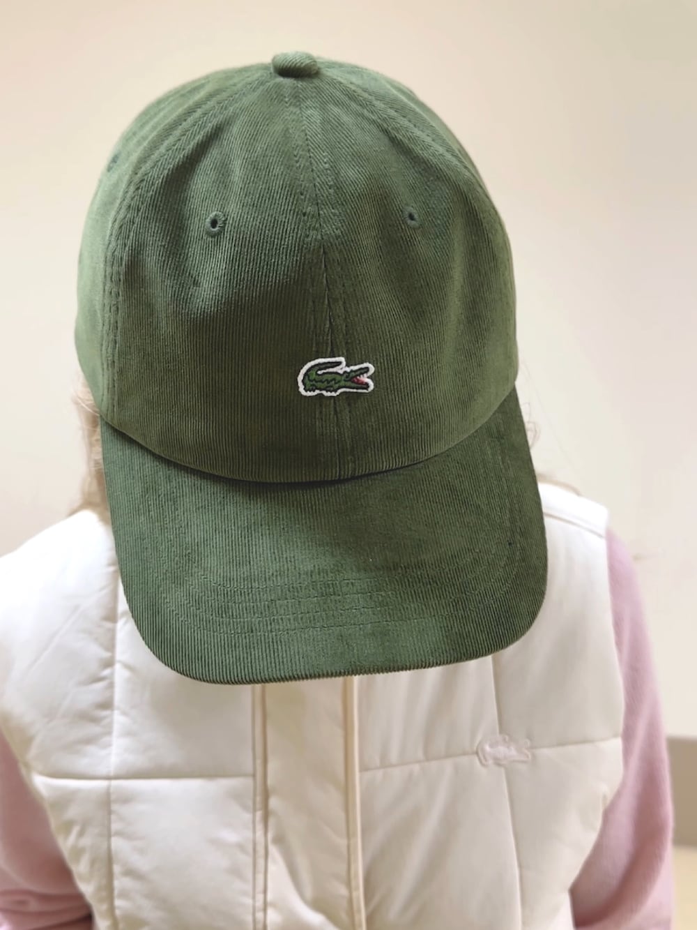 グリーン系のカーゴパンツ、パープル系のスニーカー、ホワイト系のトートバッグを着用したレディースの秋コーディネートの7枚目の写真