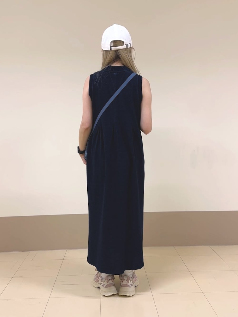 ブルー系のワンピース、ブルー系のトートバッグ、ピンク系のスニーカーを着用したレディースの夏コーディネートの2枚目の写真