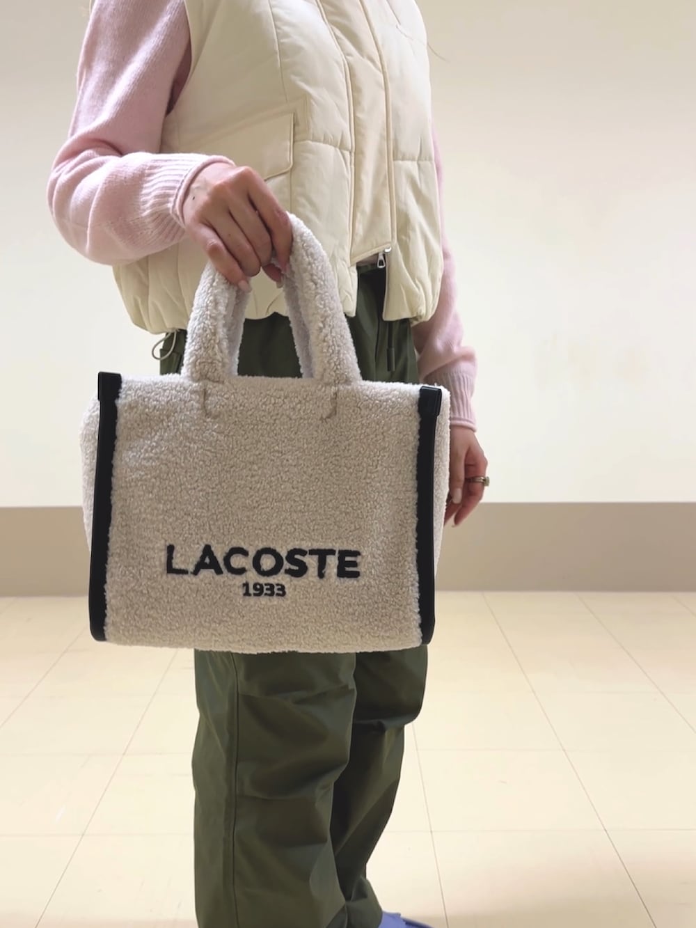 グリーン系のカーゴパンツ、パープル系のスニーカー、ホワイト系のトートバッグを着用したレディースの秋コーディネートの5枚目の写真