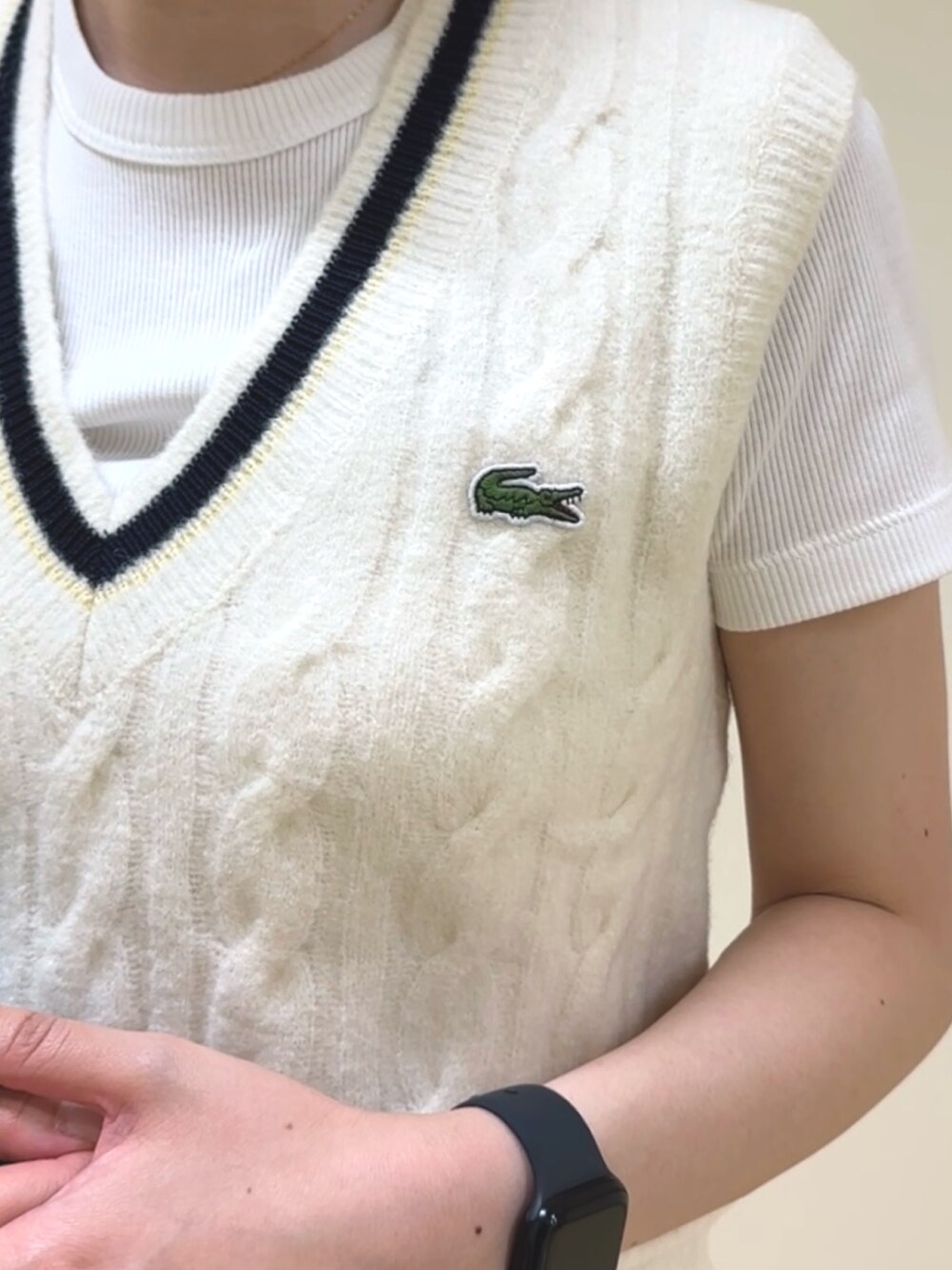 ホワイト系のスウェットパンツ、ベージュ系のスニーカー、ブラウン系のショルダーバッグを着用したレディースの秋コーディネートの7枚目の写真