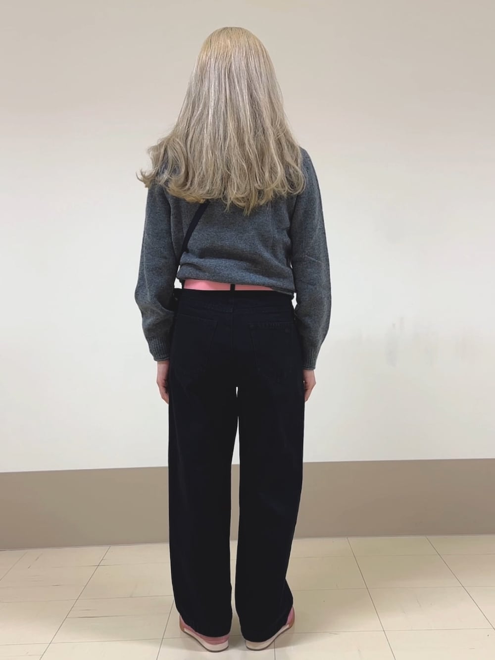 その他のショルダーバッグ、ブラック系のデニムパンツ、ピンク系のスニーカーを着用したレディースの秋コーディネートの2枚目の写真