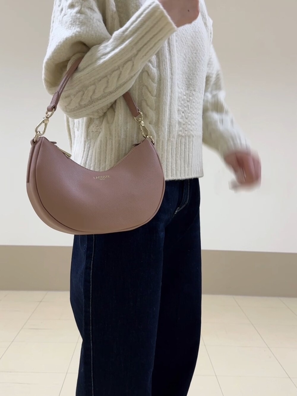 ホワイト系のニット/セーター、ブルー系のデニムパンツ、ピンク系のハンドバッグを着用したレディースの冬コーディネートの3枚目の写真