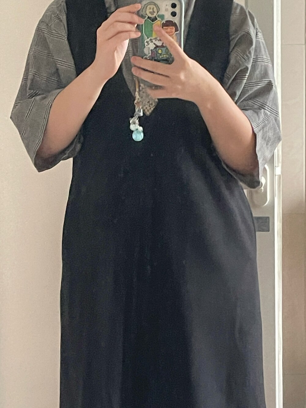 グリーン系のネクタイ、ブラック系のワンピース/ドレス、グレー系のシャツ/ブラウスを着用したレディースの秋コーディネートの2枚目の写真