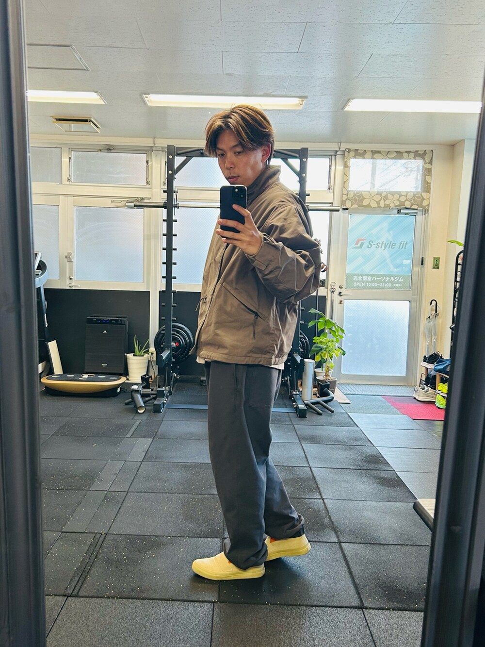 「UNIQLO、真冬のあったかスタイル、古着MIX、今日のコーデ、スウェット、古着、おしゃれさんと繋がりたい、いいね、save、フォローお願いします🤑」｜「JOURNAL STANDARDのアイテム（ナイロンジャケット、ブラウン系）」を使った、TSUCKTさん（骨格ストレート・メンズ・170cm）の冬コーディネートの2枚目の写真