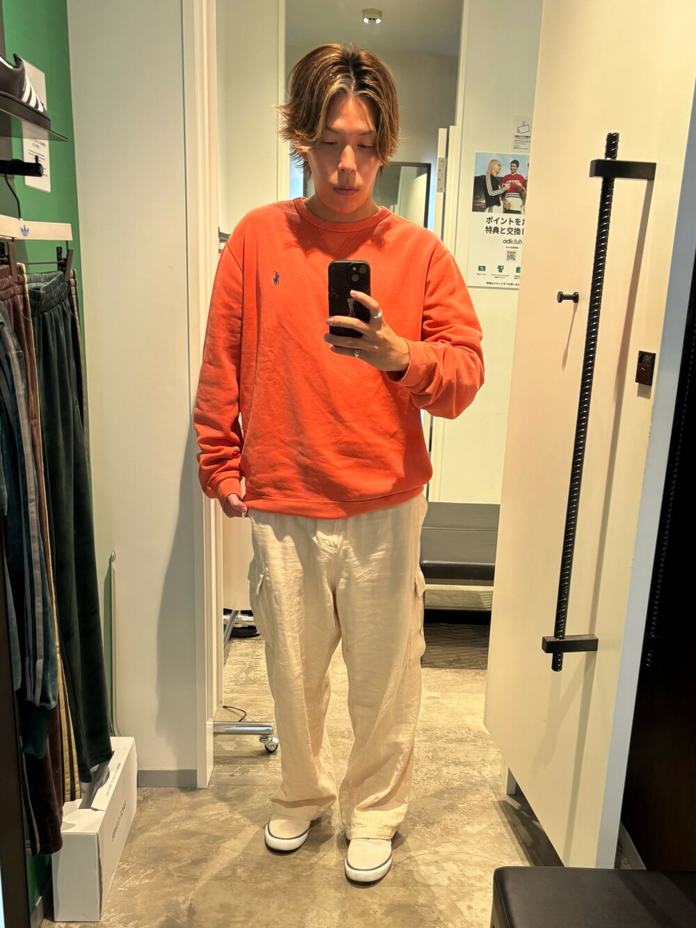 オレンジ系のスウェット、ベージュ系のその他パンツ、ベージュ系のスリッポンを着用したメンズの秋コーディネートの2枚目の写真