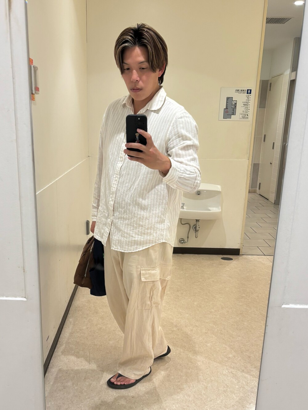 ベージュ系のシャツ/ブラウス、ベージュ系のその他パンツ、ブラック系のサンダルを着用したメンズの秋コーディネートの2枚目の写真