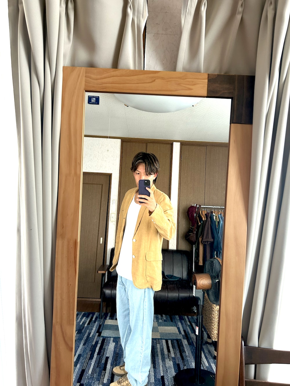 「秋コーデ、ジャケット、スニーカー、GU、BEAMS、キレイめカジュアル、お洒落さんとつながりたい、トレンド、古着MIX、30代コーデ」｜「GUのアイテム（タンクトップ、ホワイト系）」を使った、TSUCKTさん（骨格ナチュラル・メンズ・170cm）の秋コーディネートの2枚目の写真