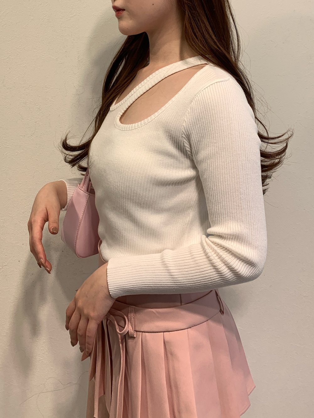 ピンク系のシューズ、ピンク系のスカート、ホワイト系のニット/セーターを着用したレディースの冬コーディネートの2枚目の写真