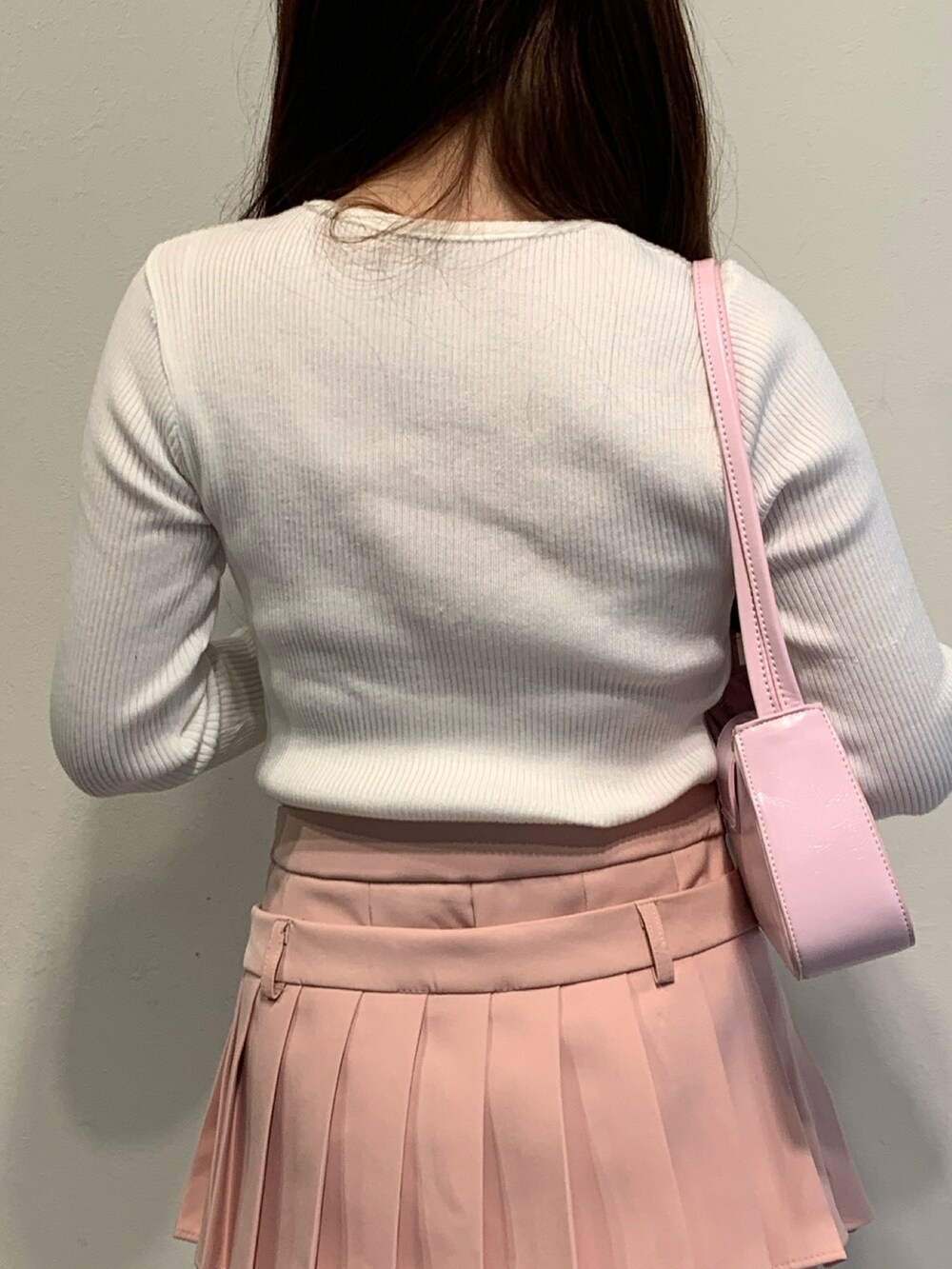 ピンク系のシューズ、ピンク系のスカート、ホワイト系のニット/セーターを着用したレディースの冬コーディネートの4枚目の写真