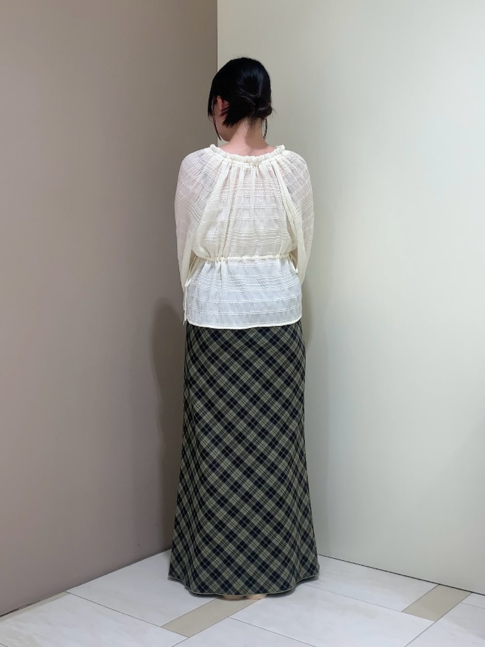 ホワイト系のシャツ/ブラウス、グリーン系のスカートを着用したレディースの冬コーディネートの3枚目の写真