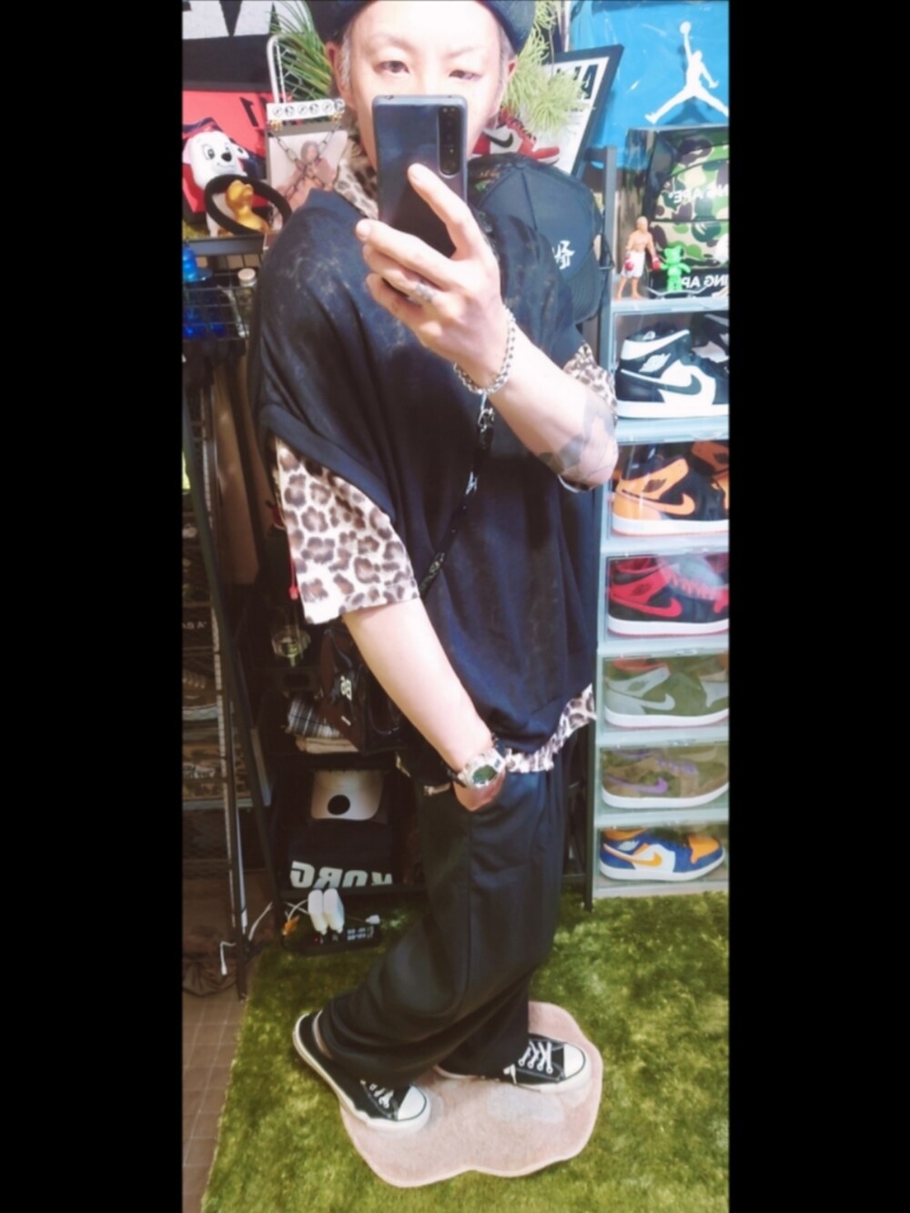 ブラック系のスニーカー、ブラック系のセットアップ、ブラック系のベストを着用したメンズの夏コーディネートの2枚目の写真