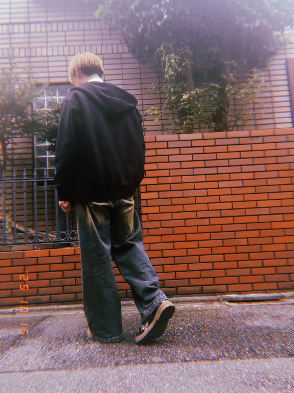 ブルー系のデニムパンツ、ブラック系のパーカー、ホワイト系のシャツ/ブラウスを着用したメンズの秋コーディネートの2枚目の写真