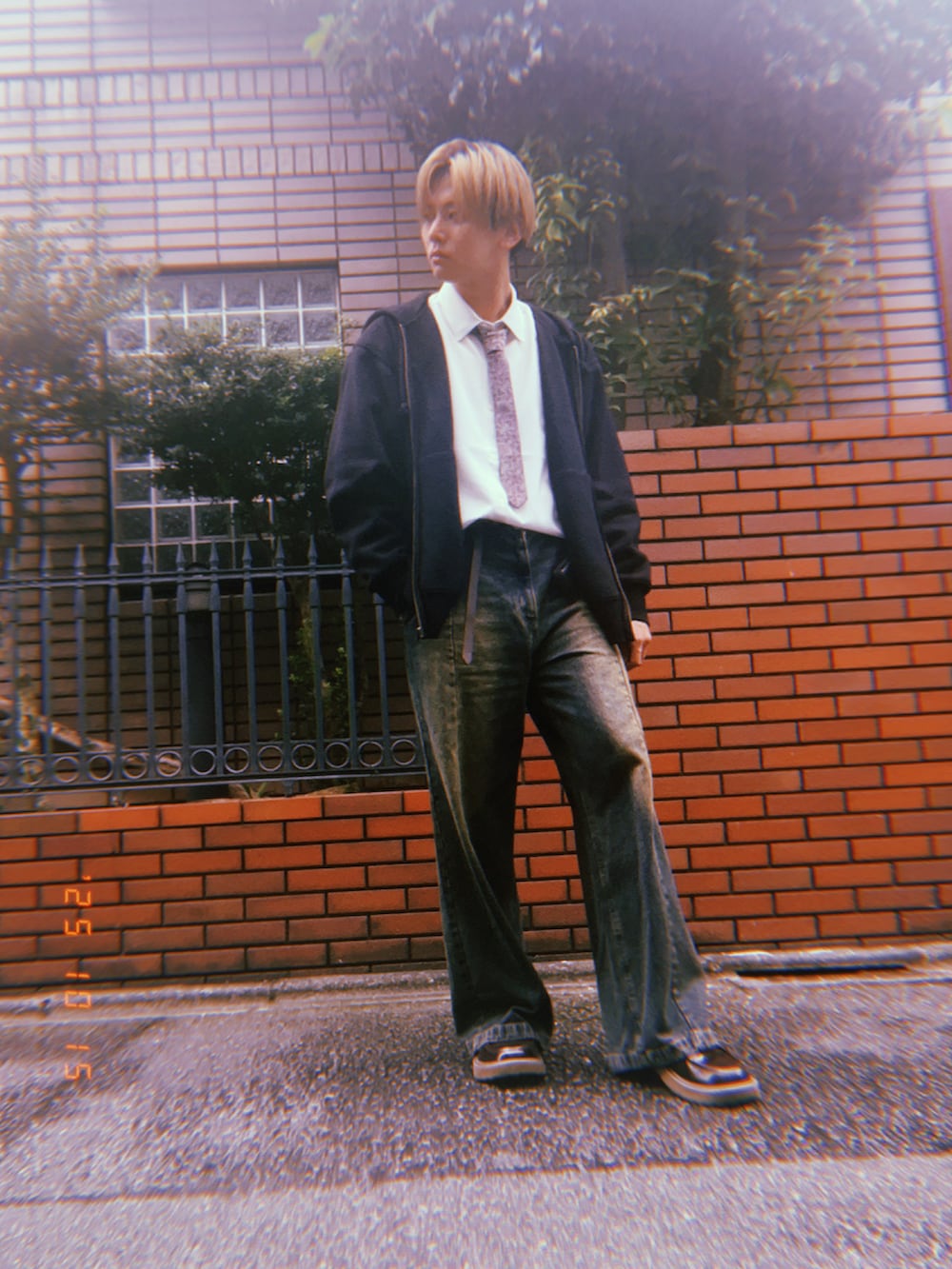 ブルー系のデニムパンツ、ブラック系のパーカー、ホワイト系のシャツ/ブラウスを着用したメンズの秋コーディネートの4枚目の写真