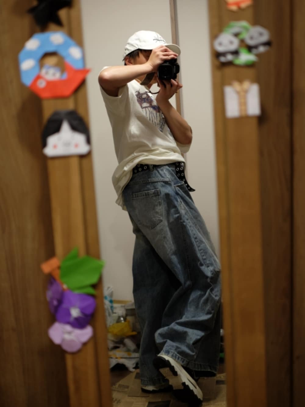 ホワイト系のシャツ/ブラウス、ブルー系のデニムパンツを着用したメンズの春コーディネートの3枚目の写真