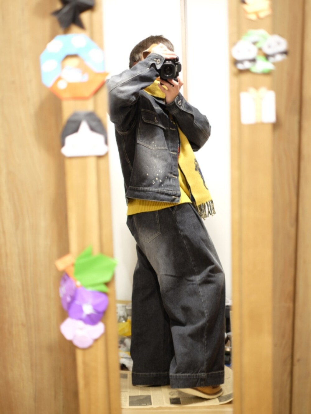 ブラック系のデニムパンツ、ブラック系のトップスを着用したメンズの春コーディネートの3枚目の写真