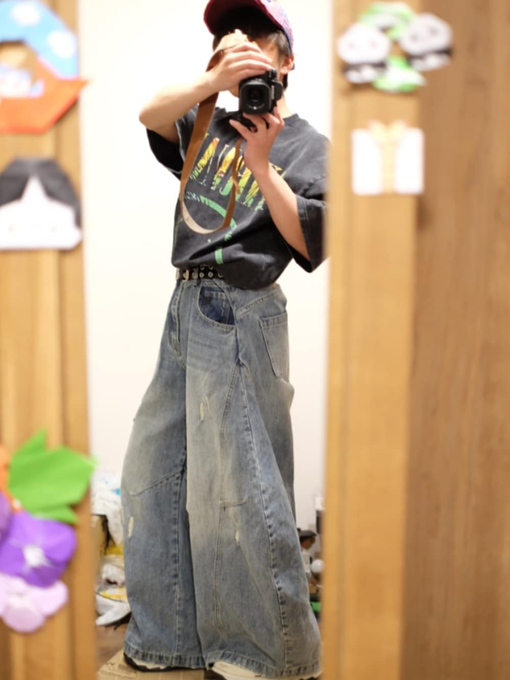 ブラック系のトップスを着用したメンズの春コーディネートの3枚目の写真