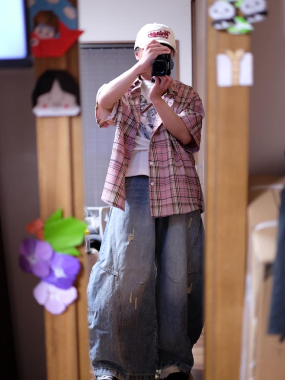 ブルー系のパンツを着用したメンズの春コーディネートの2枚目の写真