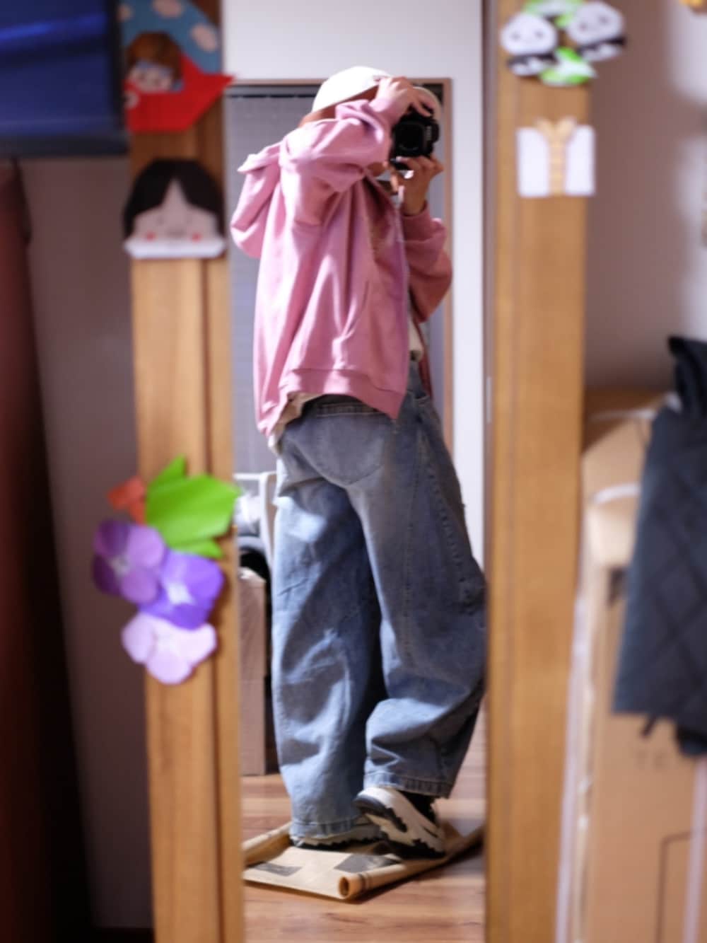 ピンク系のジャケット/アウターを着用したメンズの春コーディネートの4枚目の写真