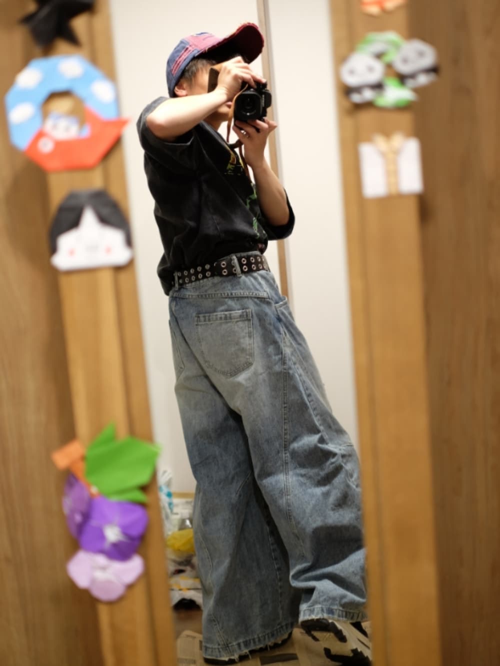 ブラック系のトップスを着用したメンズの春コーディネートの2枚目の写真