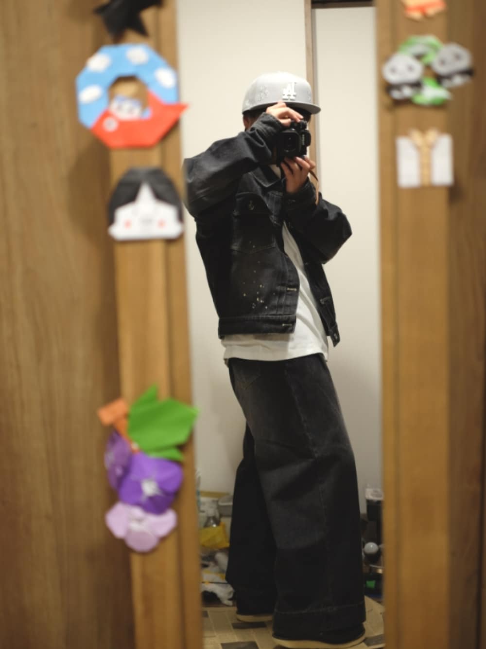 ブラック系のデニムパンツ、グレー系の帽子を着用したメンズの春コーディネートの2枚目の写真