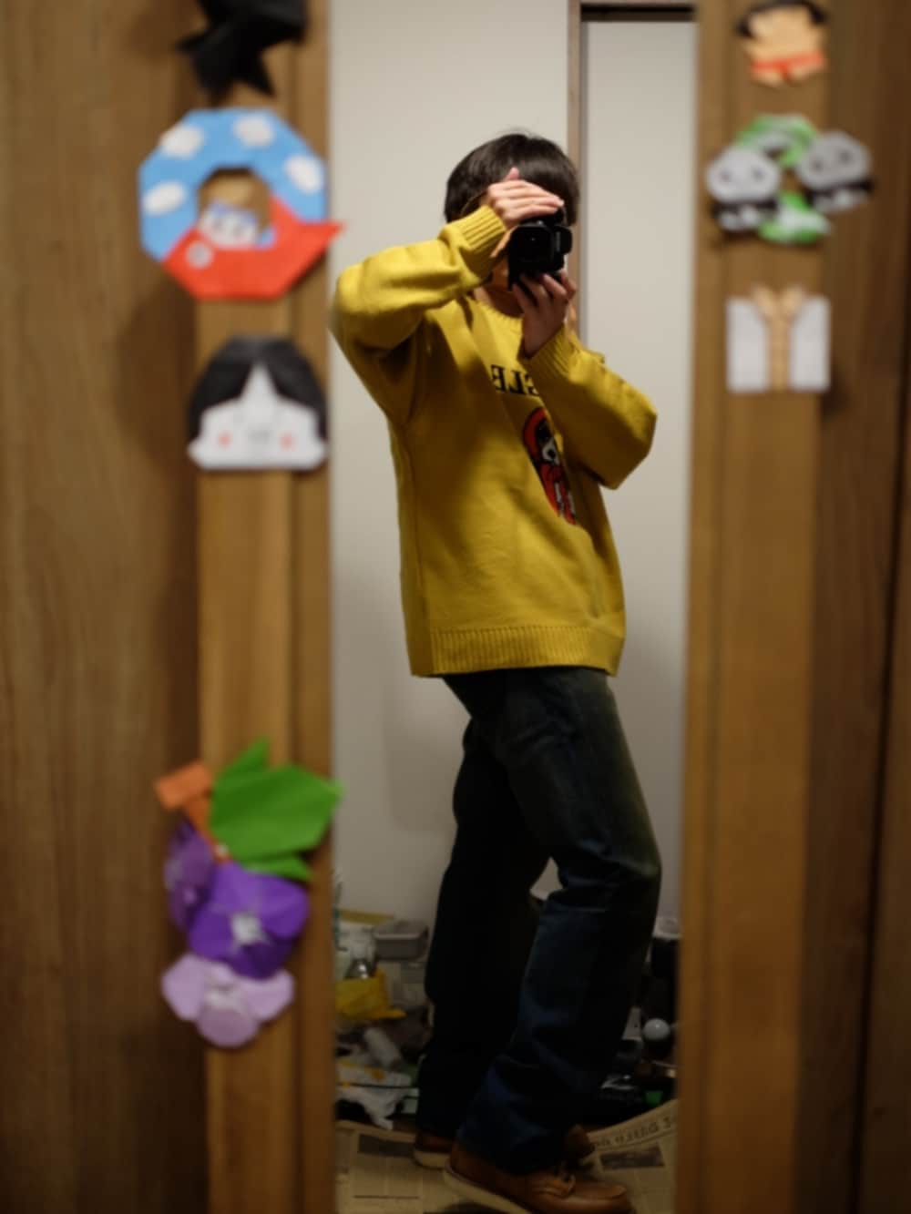 ブルー系のパンツ、イエロー系のトップスを着用したメンズの春コーディネートの2枚目の写真