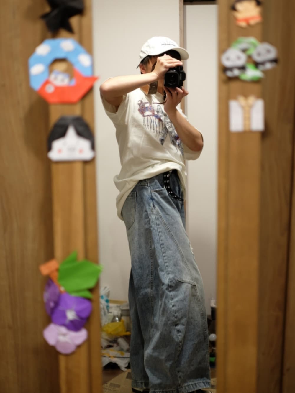 ホワイト系のシャツ/ブラウス、ブルー系のデニムパンツを着用したメンズの春コーディネートの2枚目の写真