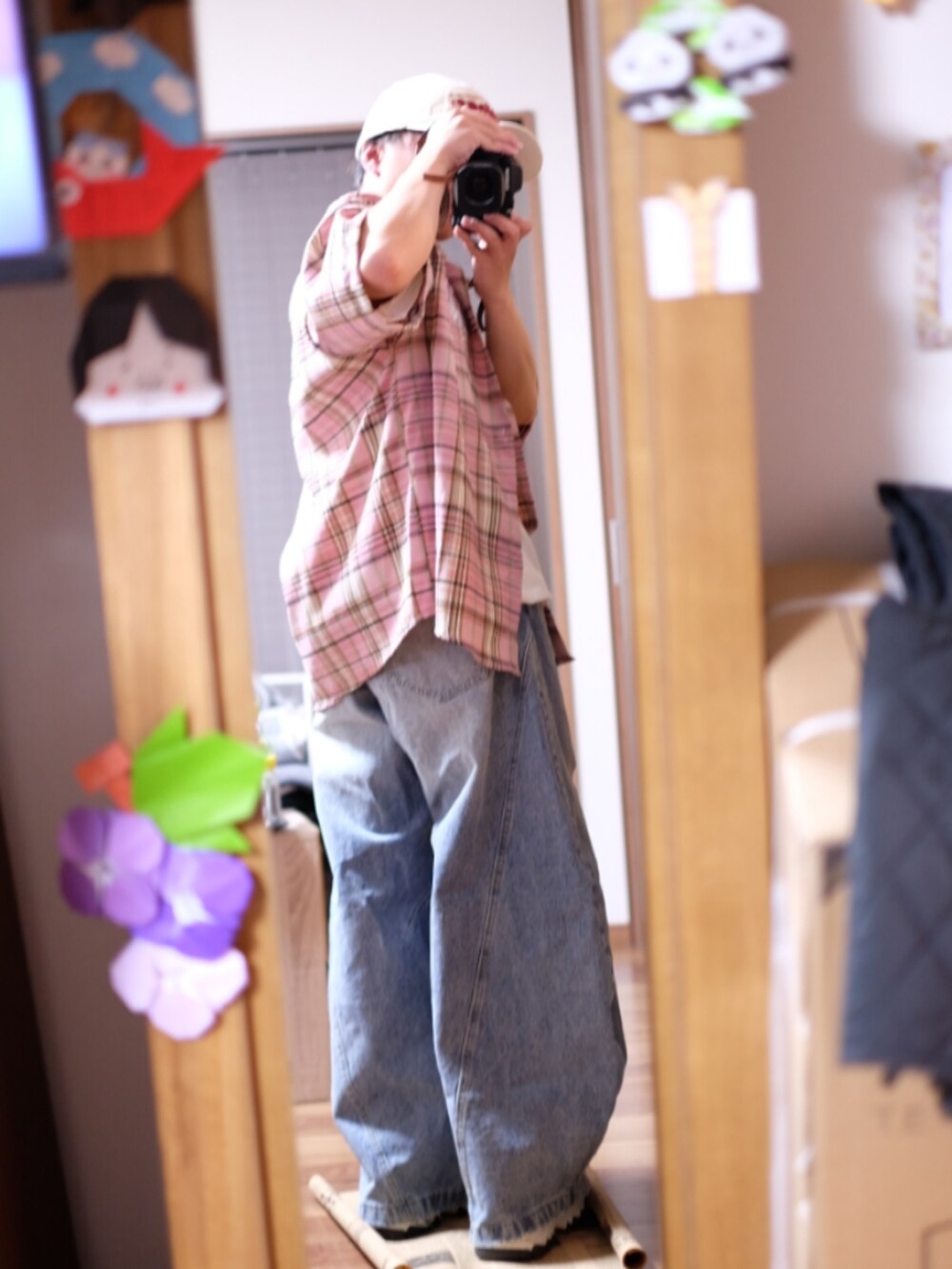 ブルー系のパンツを着用したメンズの春コーディネートの3枚目の写真