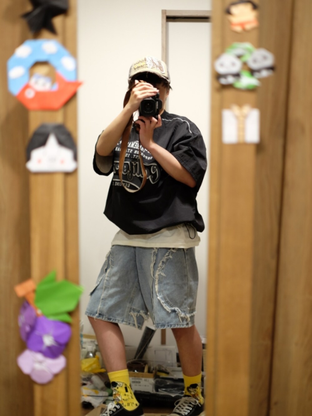 ブルー系のパンツ、ブラック系のトップスを着用したメンズの春コーディネートの2枚目の写真