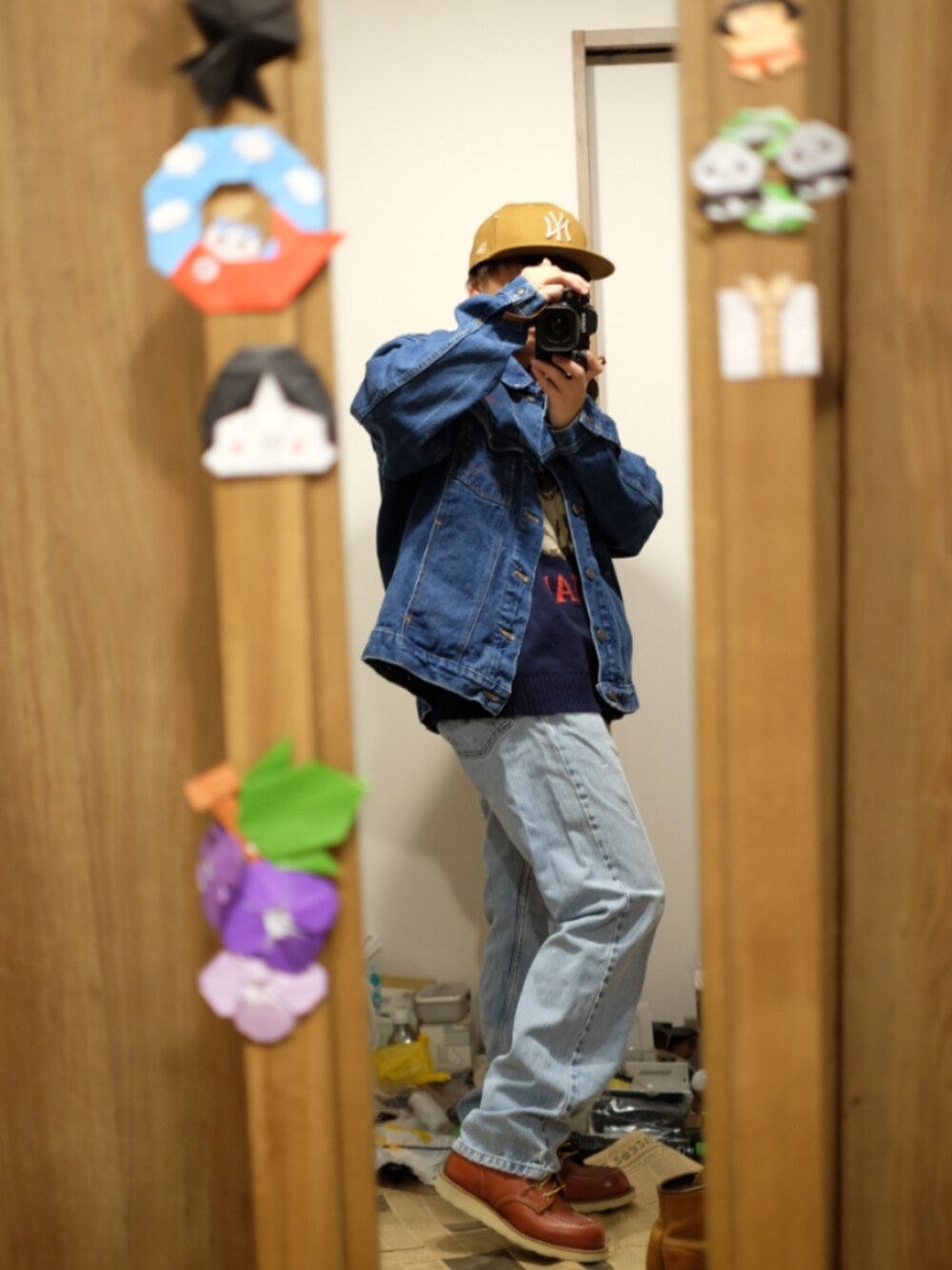 ブルー系のトップスを着用したメンズの春コーディネートの3枚目の写真