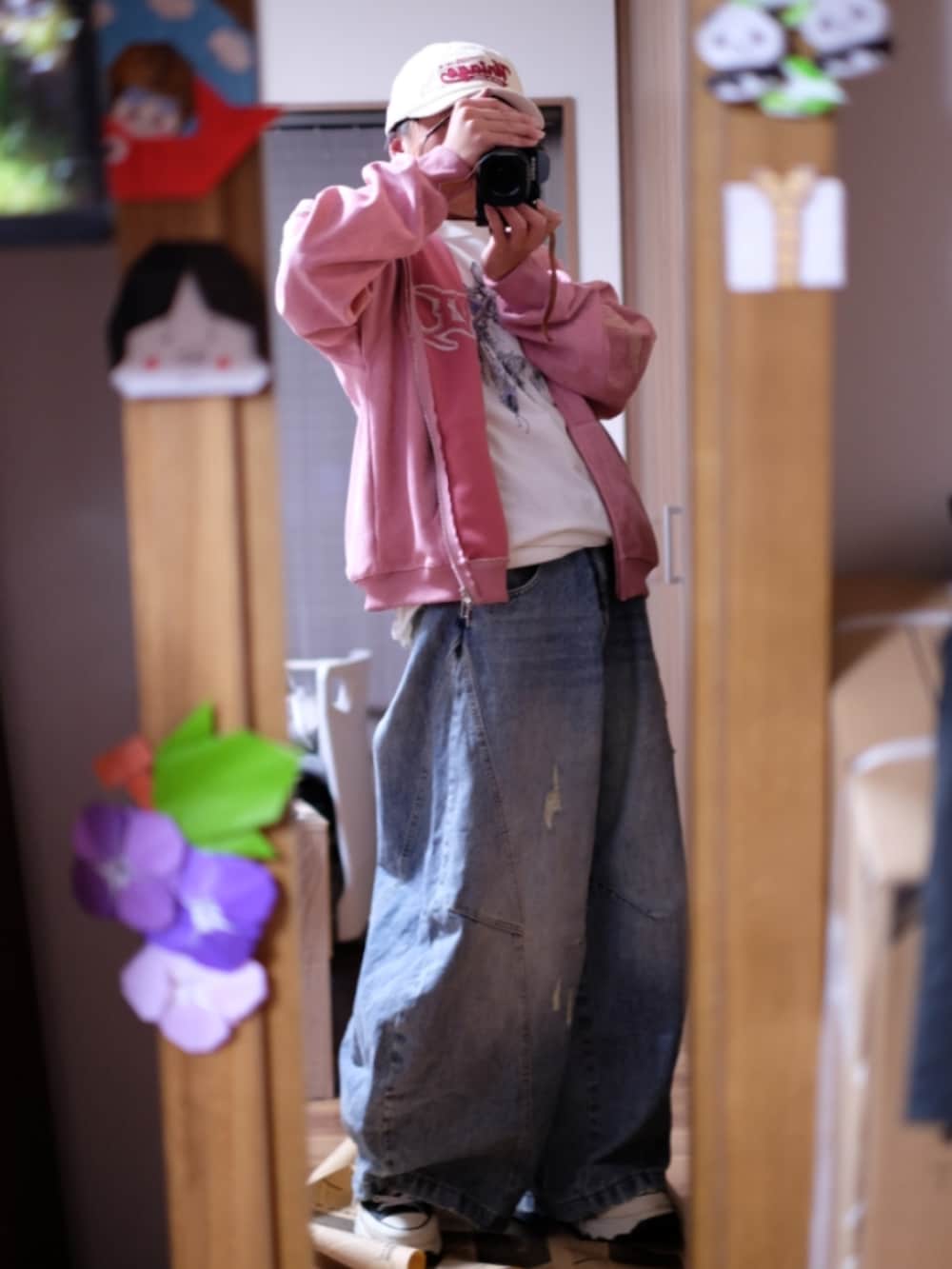 ピンク系のジャケット/アウターを着用したメンズの春コーディネートの3枚目の写真