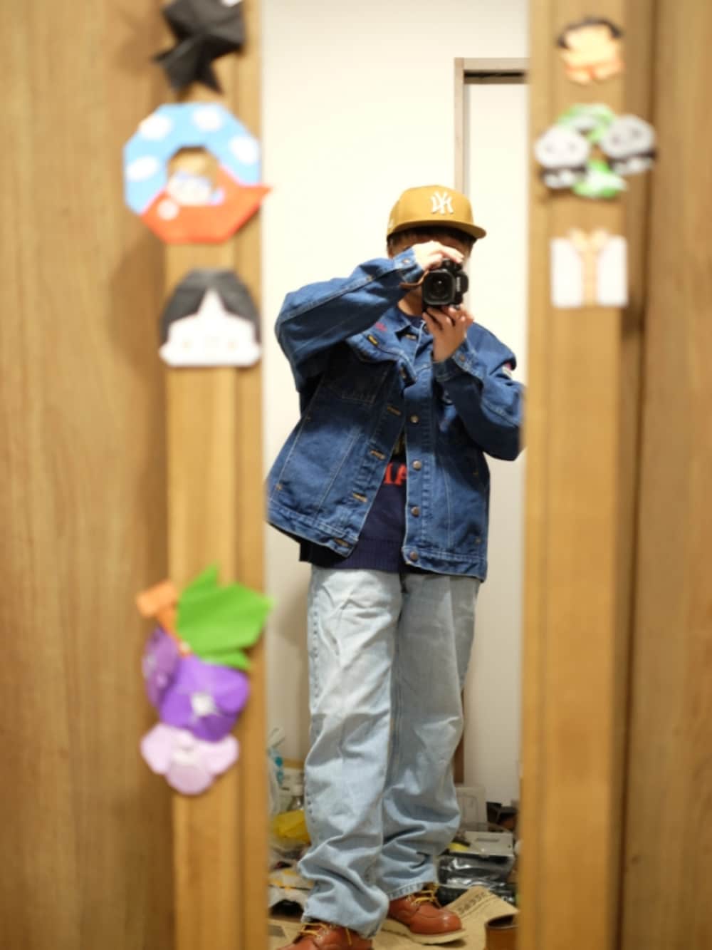 ブルー系のトップスを着用したメンズの春コーディネートの2枚目の写真