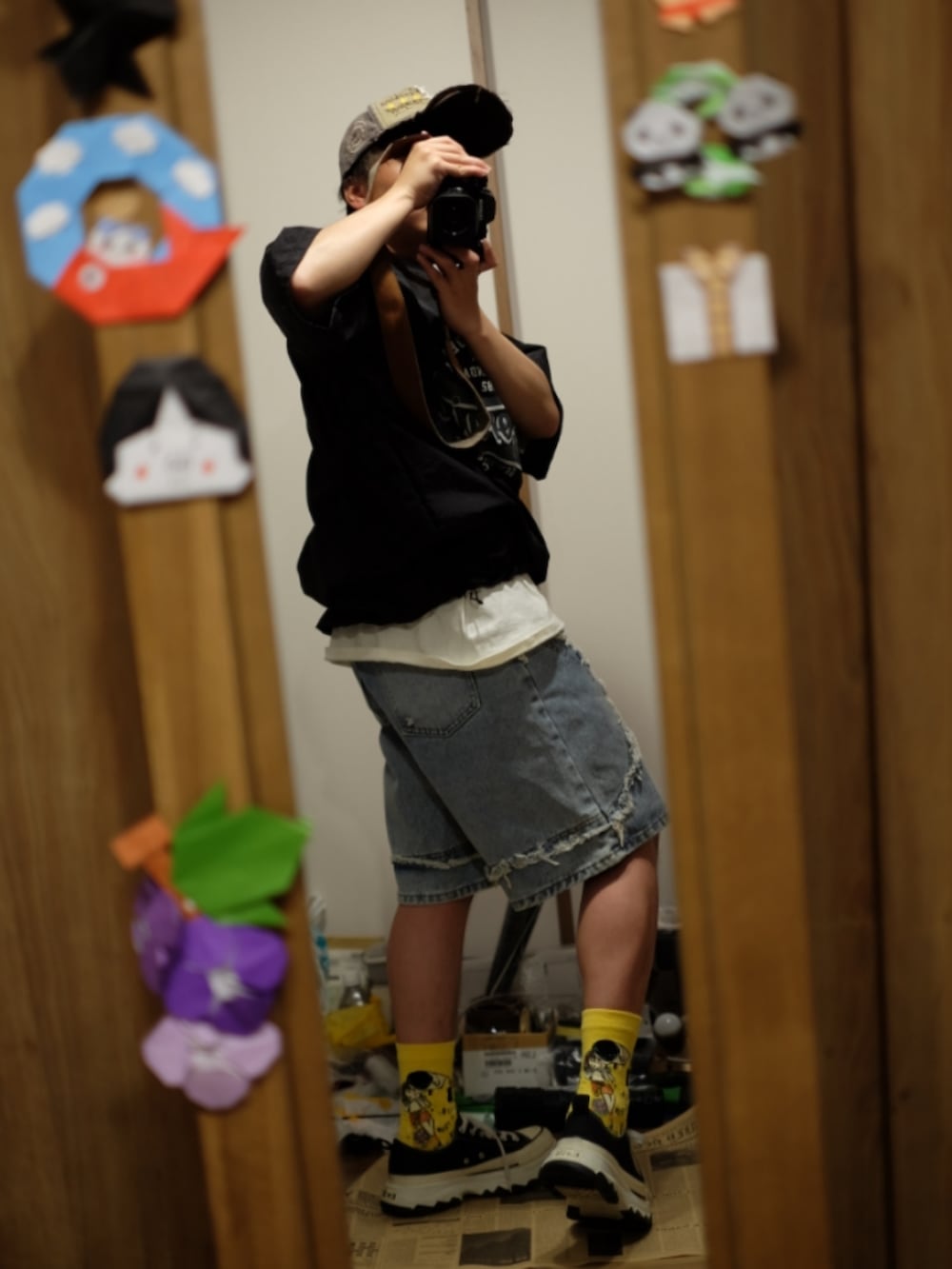 ブルー系のパンツ、ブラック系のトップスを着用したメンズの春コーディネートの3枚目の写真