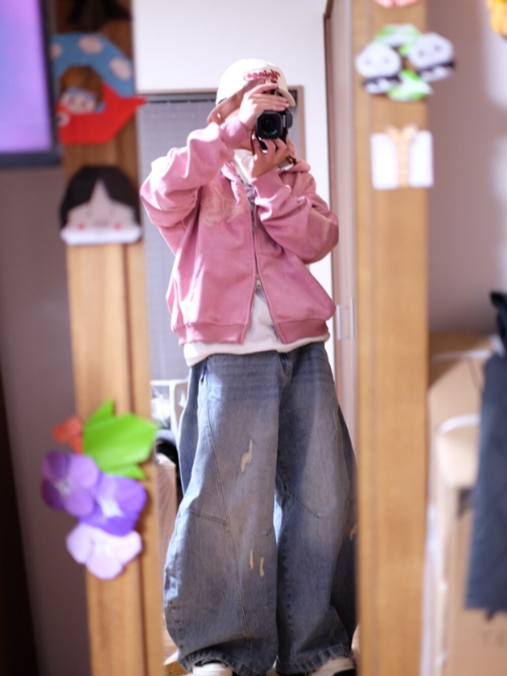 ピンク系のジャケット/アウターを着用したメンズの春コーディネートの2枚目の写真