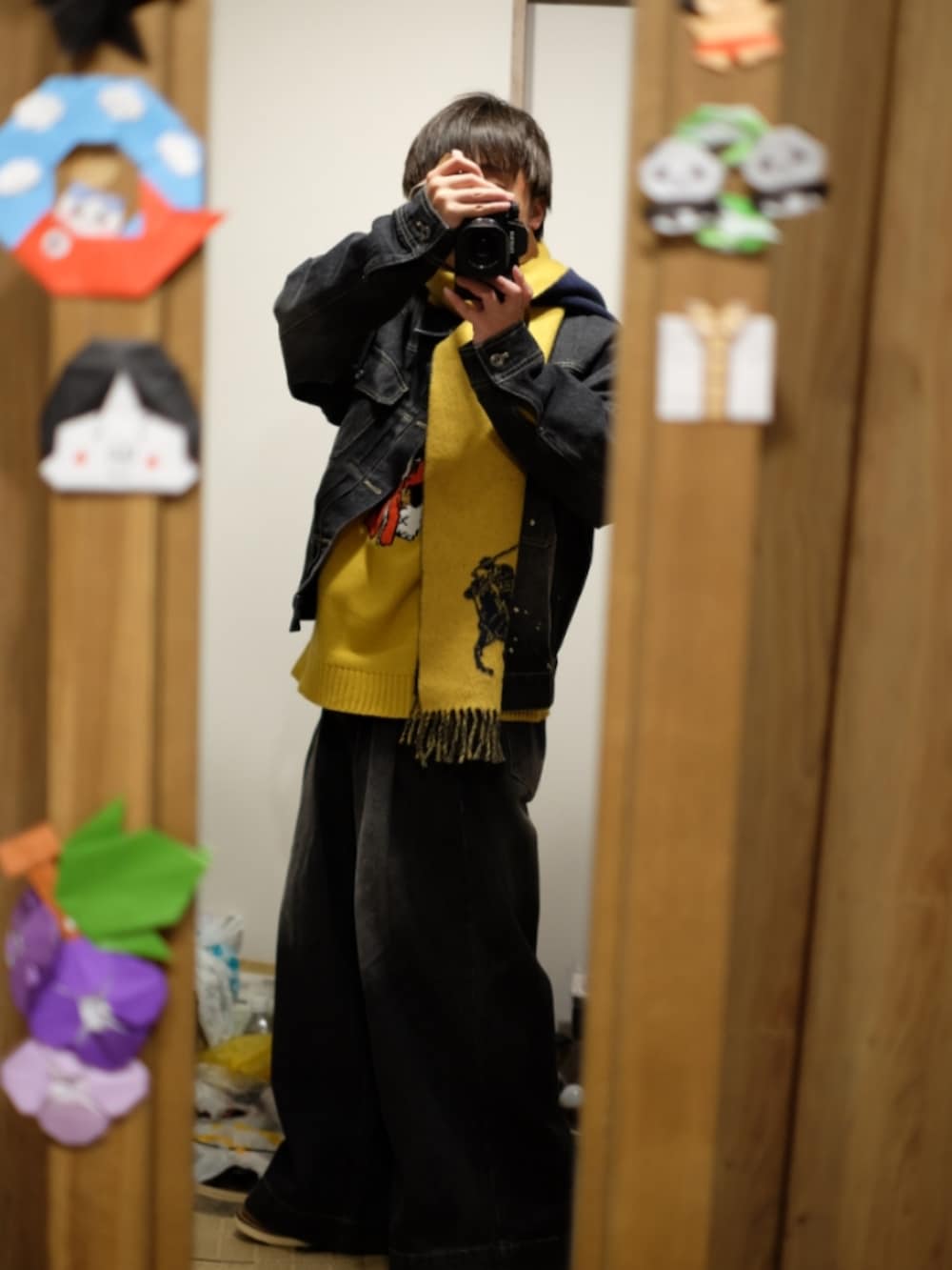 ブラック系のデニムパンツ、ブラック系のトップスを着用したメンズの春コーディネートの2枚目の写真