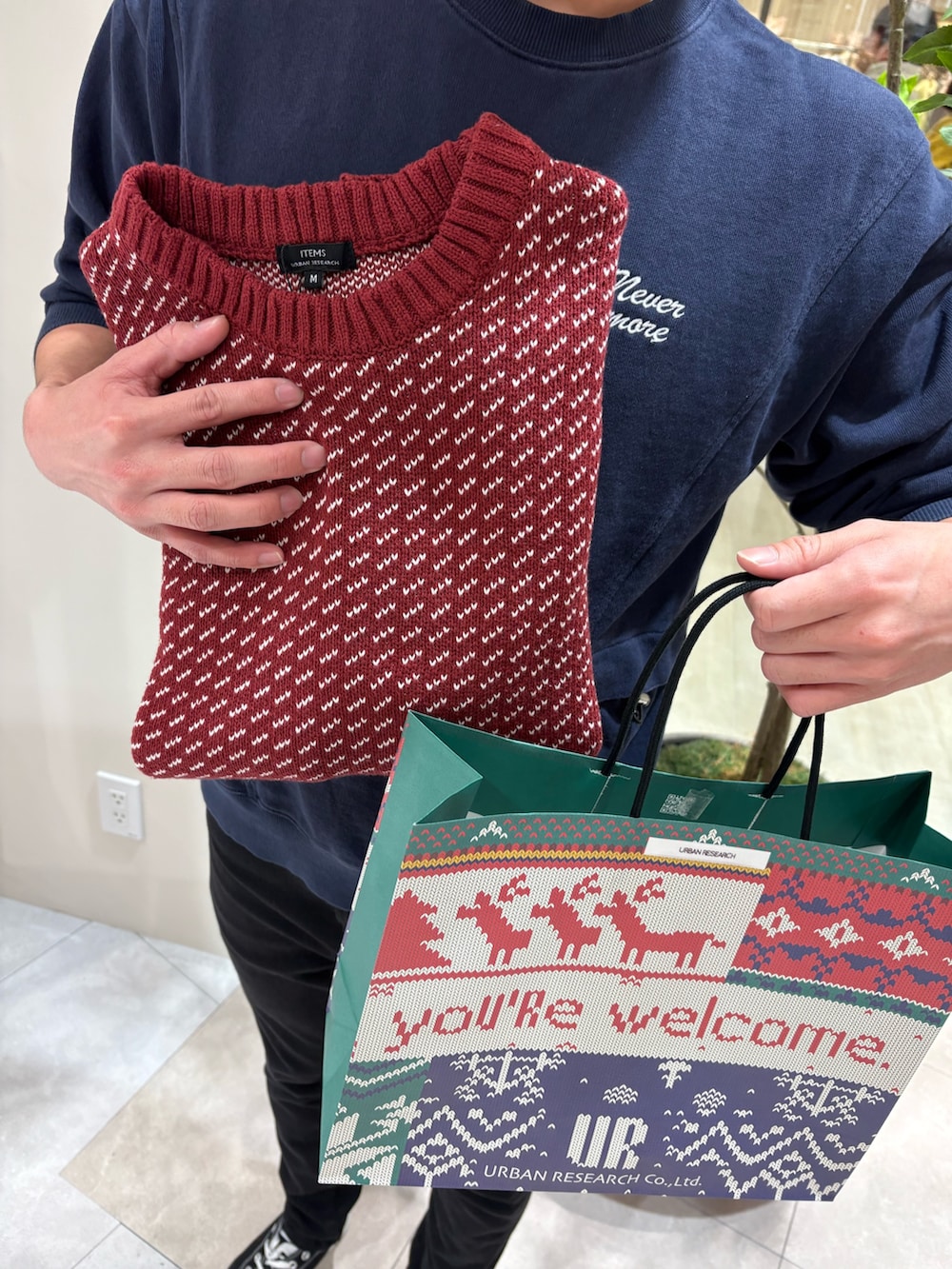 レッド系のニット/セーターを着用したメンズの秋コーディネートの2枚目の写真