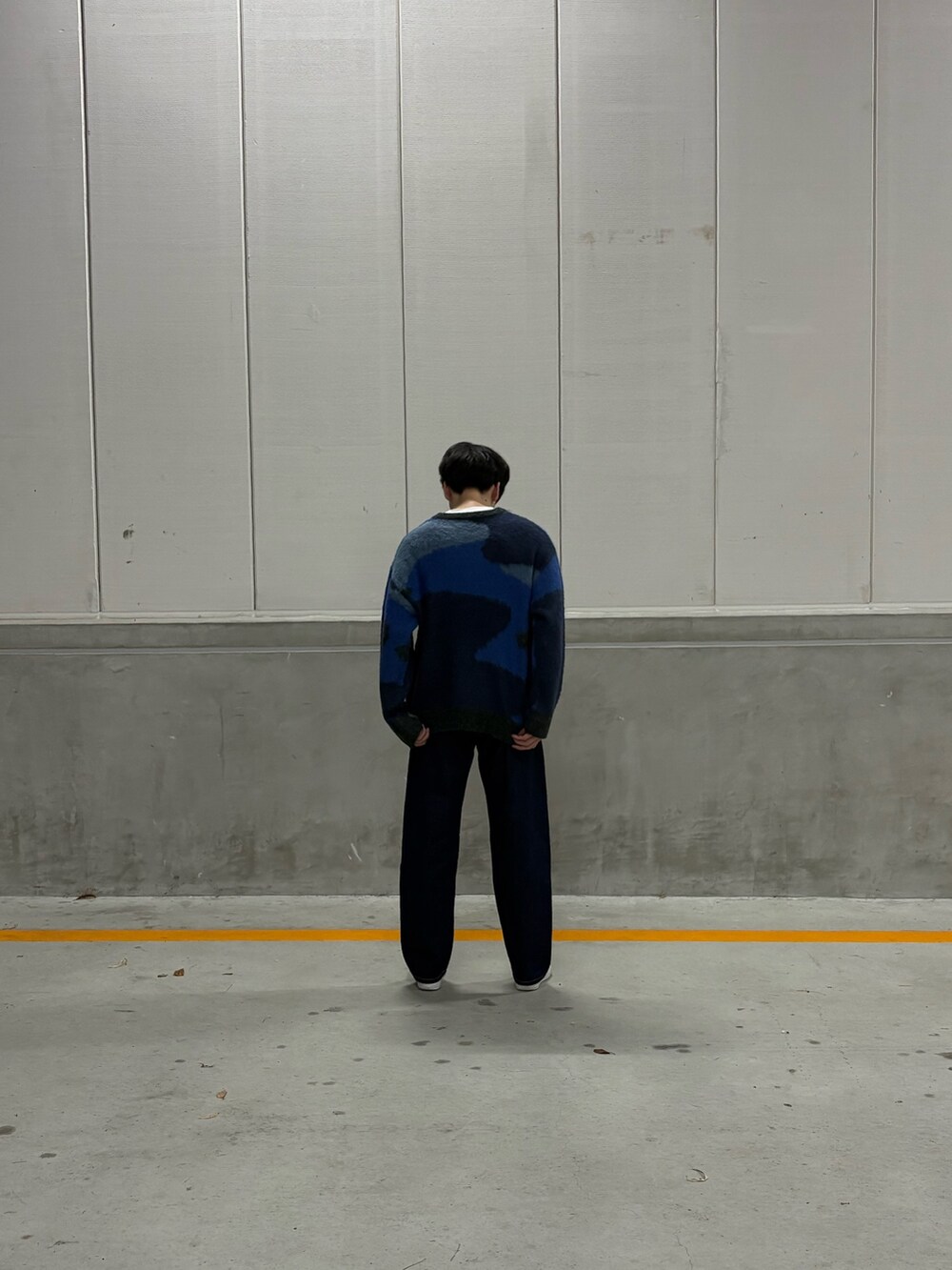 ブルー系のニット/セーターを着用したメンズの秋コーディネートの3枚目の写真