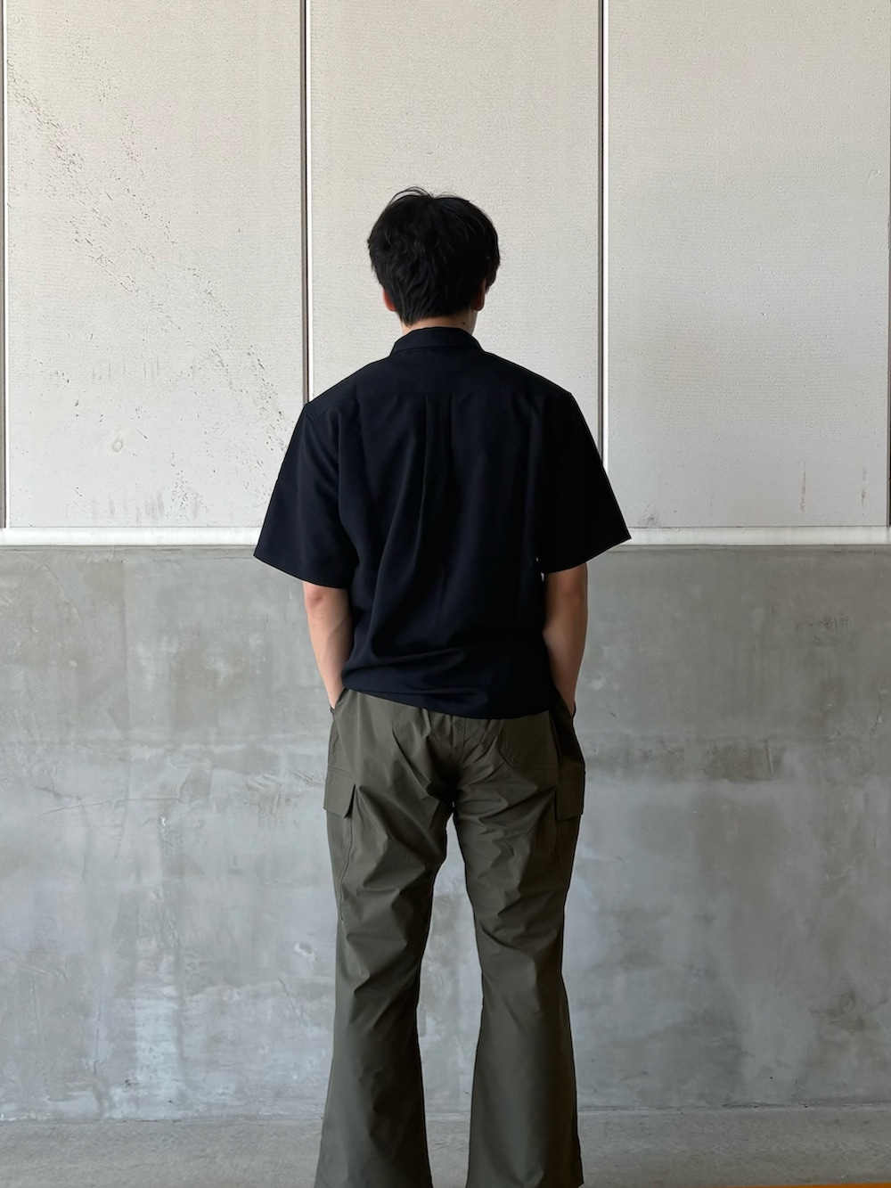 「夏、シンプルコーデ、メンズコーデ」｜「ITEMS URBANRESEARCHの『イージーケア/速乾/UVカット』『セットアップ対応』クイックドライリネンタッチ半袖シャツ（シャツ/ブラウス、ブラック系）」を使った、伊藤　憶斗さん（メンズ・173cm）の秋コーディネートの3枚目の写真