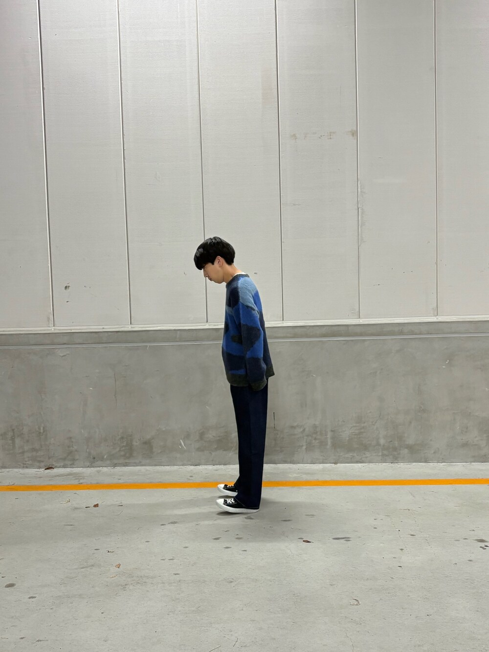 ブルー系のニット/セーターを着用したメンズの秋コーディネートの2枚目の写真