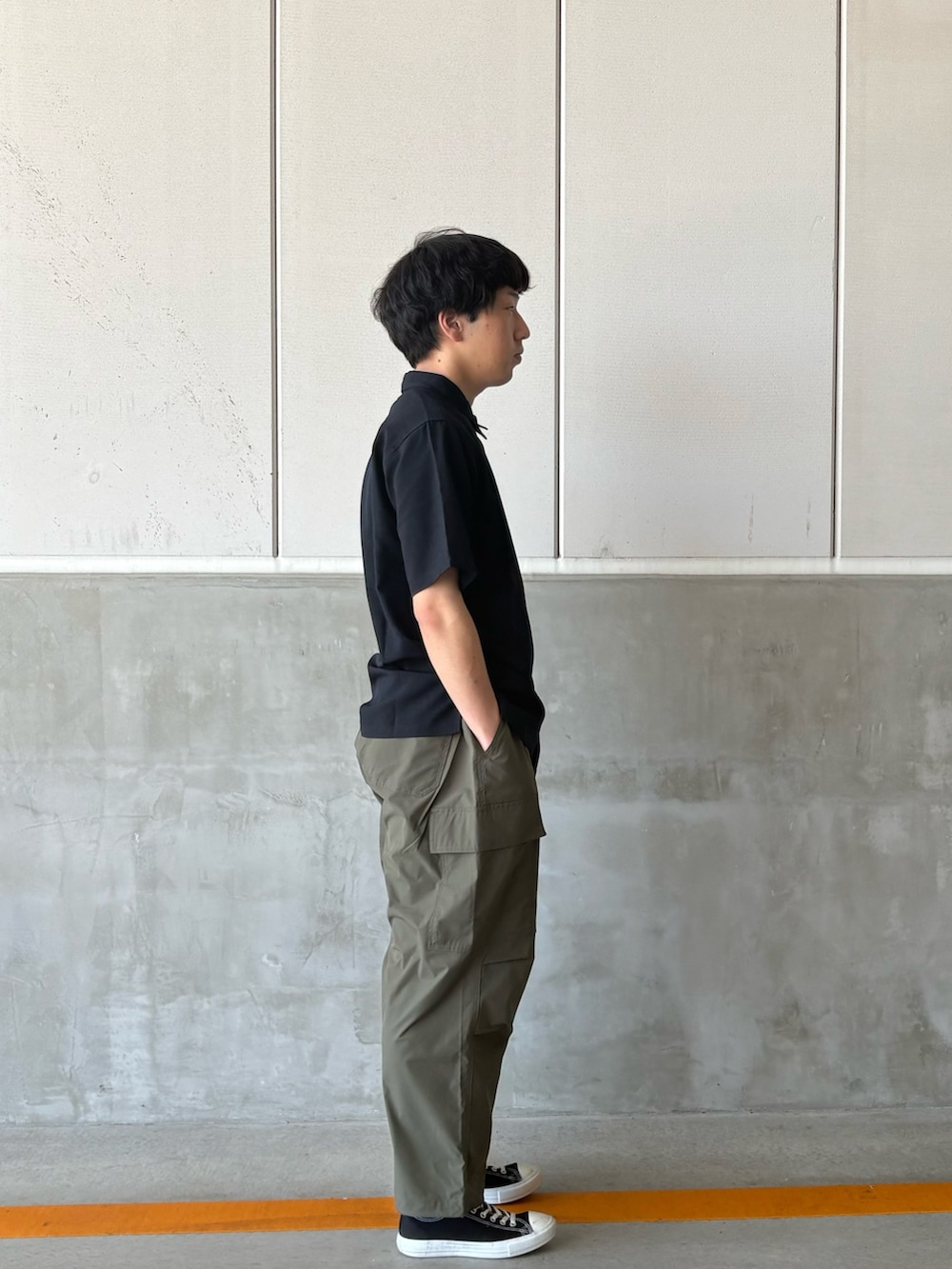「夏、シンプルコーデ、メンズコーデ」｜「ITEMS URBANRESEARCHの『イージーケア/速乾/UVカット』『セットアップ対応』クイックドライリネンタッチ半袖シャツ（シャツ/ブラウス、ブラック系）」を使った、伊藤　憶斗さん（メンズ・173cm）の秋コーディネートの2枚目の写真