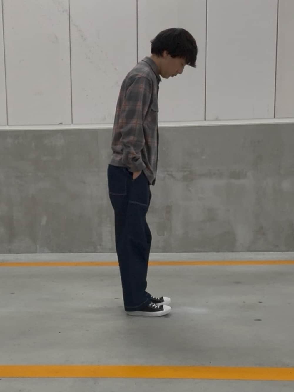 グレー系のその他アウター、ブルー系のその他パンツを着用したメンズの秋コーディネートの3枚目の写真