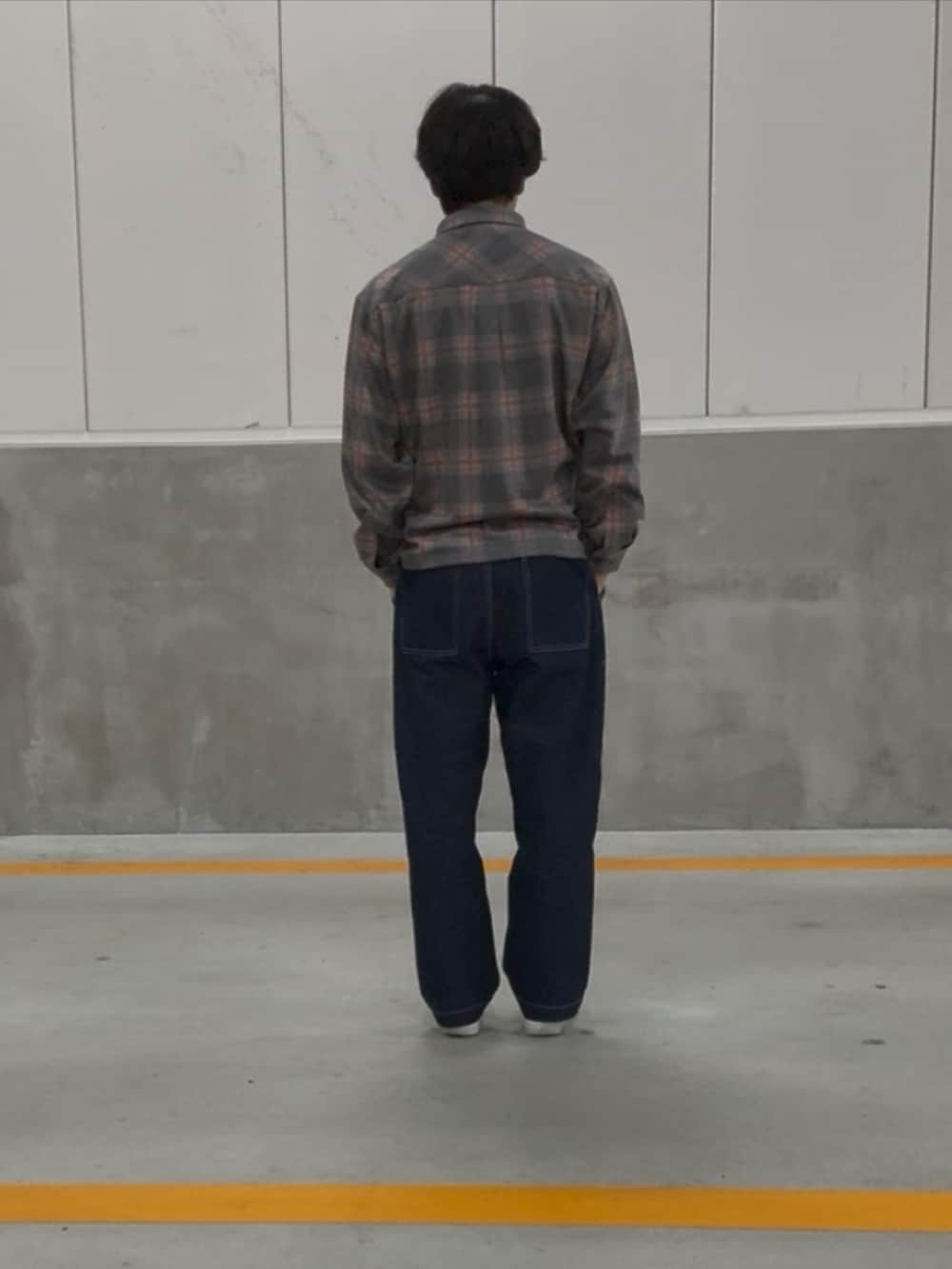 グレー系のその他アウター、ブルー系のその他パンツを着用したメンズの秋コーディネートの2枚目の写真