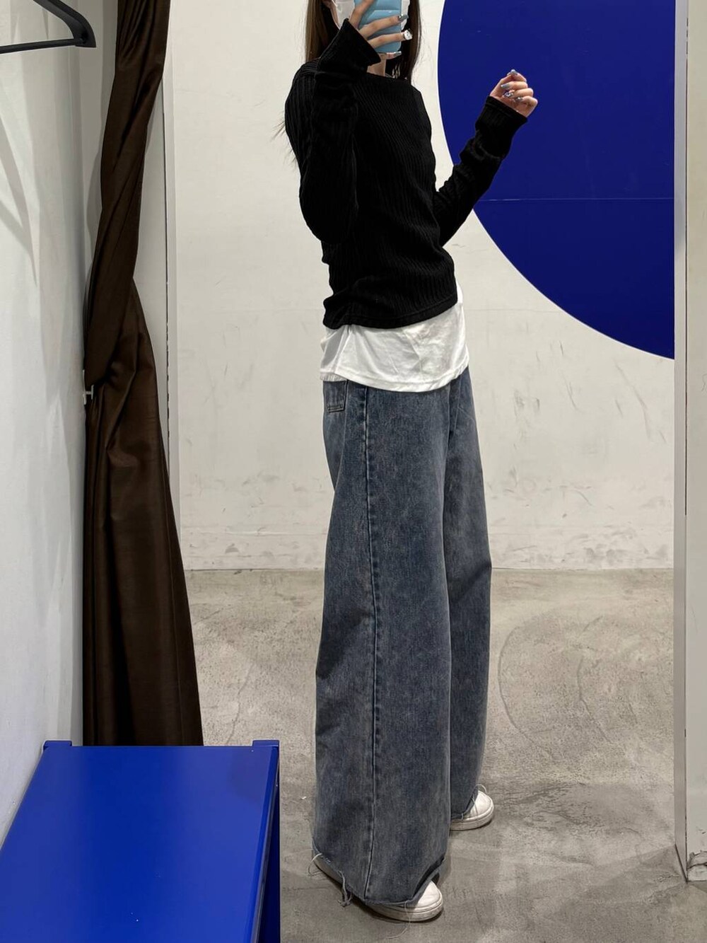その他のデニムパンツ、ブラック系のTシャツ/カットソーを着用したレディースの冬コーディネートの2枚目の写真