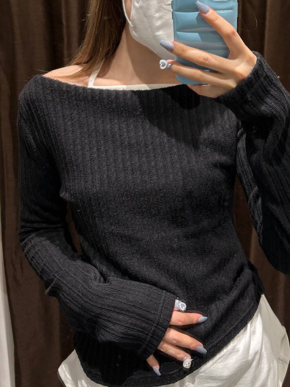 その他のデニムパンツ、ブラック系のTシャツ/カットソーを着用したレディースの冬コーディネートの3枚目の写真